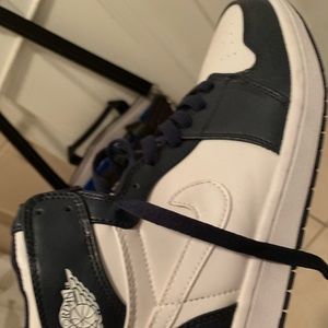 White/navy Jordan’s size 11